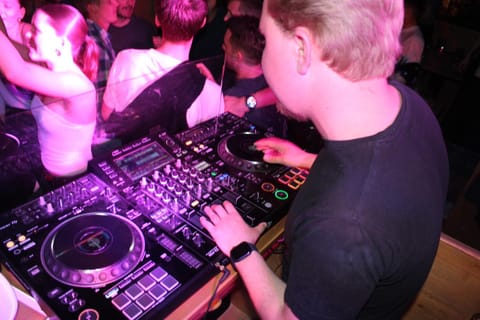 Restaurant/places to eat, Restaurant/places to eat, Nightclub / DJ, Lounge or bar, Evening entertainment