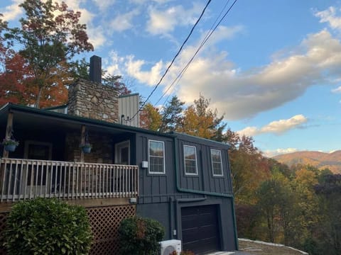 Cabin with a view in Hot Springs—walk to AT House in Hot Springs