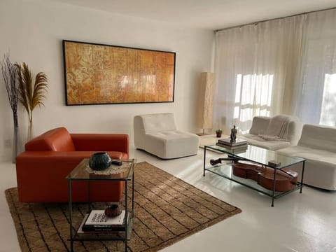 Art-infused Centrally Located Modern Apartment Condo in Glendale
