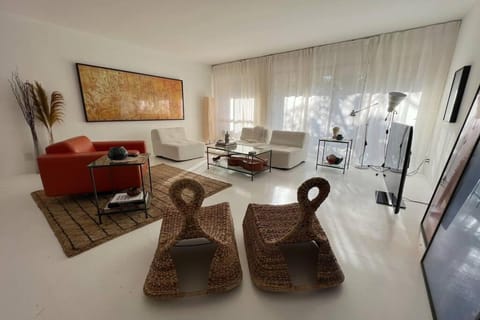 Art-infused Centrally Located Modern Apartment Condo in Glendale