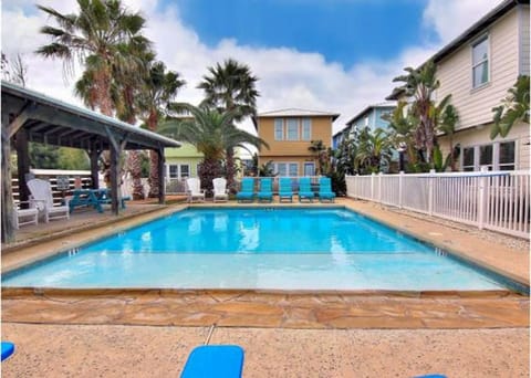 SC4 4 BR Cottage, Pool, Downtown, close to beach House in Port Aransas