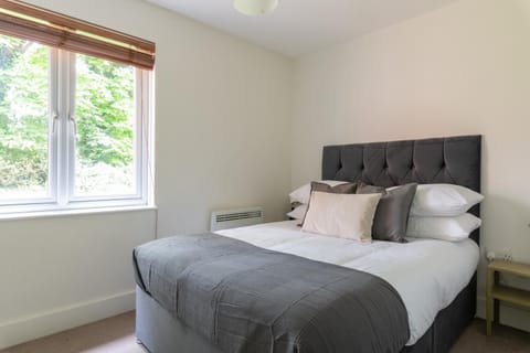 Bright, Modern, Fully Furnished Apartment - 2 FREE PARKING Spaces - 8 min LGW Airport Condo in Crawley