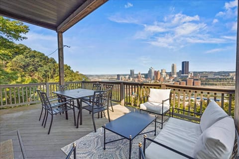 Stunning views from stylish 3-bedroom home Maison in Pittsburgh
