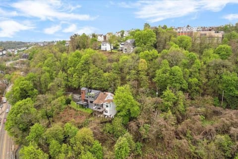 Stunning views from stylish 3-bedroom home House in Pittsburgh