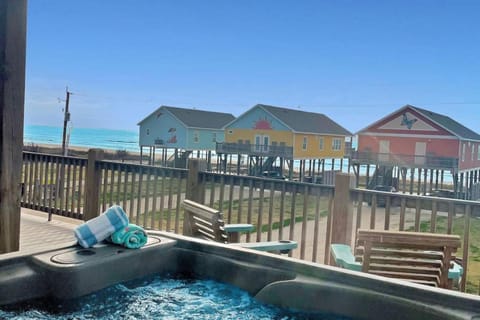 Large 5bd ~ Hot Tub w Ocean View ~ Firepit & Games Haus in Bolivar Peninsula