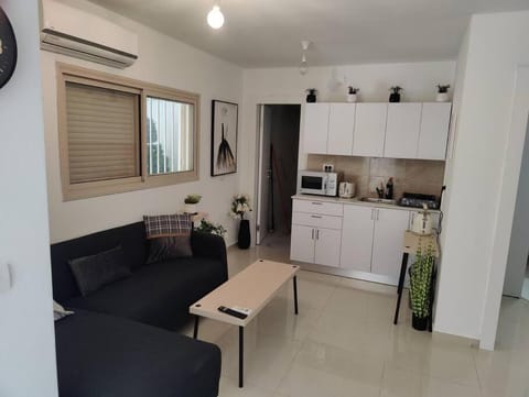 island place - 2 min from the sea super king bed Condo in Netanya