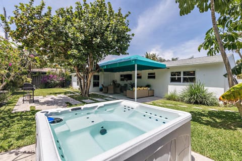 Hotel Homes - The Pink Lilly Haus in Lake Worth