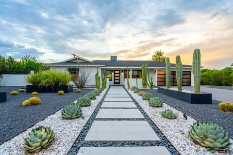 Property building, Spring, Day, Garden, Garden view, Street view, Parking