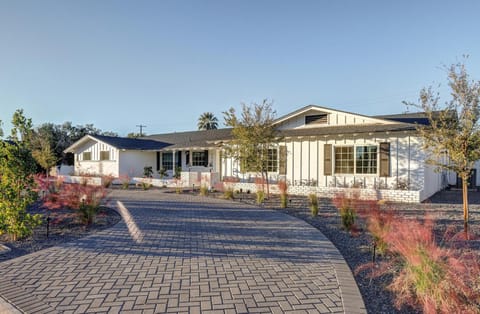 Property building, Day, Garden, Garden view, Street view, Parking