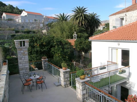 Facade/entrance, Garden, Balcony/Terrace