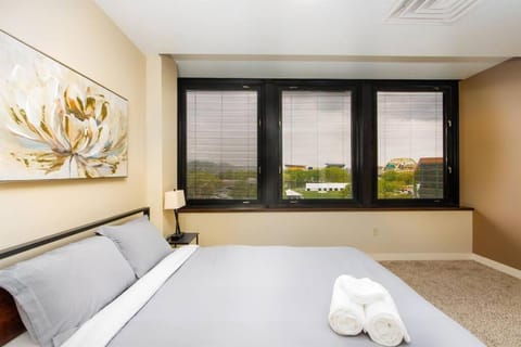 Bed, View (from property/room), Bedroom, City view, Landmark view, towels