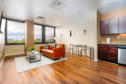 TV and multimedia, View (from property/room), Kitchen or kitchenette, Living room, Seating area, Dining area, City view, Landmark view, dishwasher, pet friendly