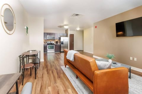 TV and multimedia, Kitchen or kitchenette, Living room, Photo of the whole room, Seating area, Dining area, oven, pet friendly, stove