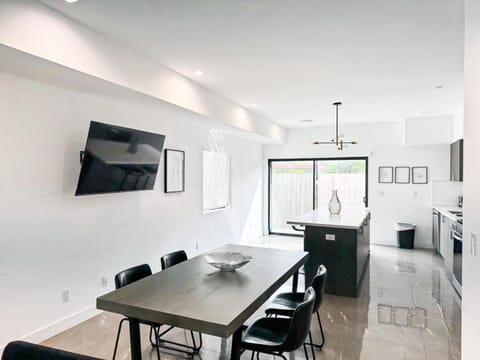 TV and multimedia, Kitchen or kitchenette, Dining area