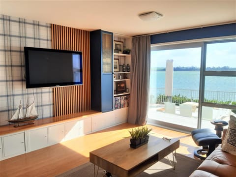 Natural landscape, TV and multimedia, Living room, Seating area, Sea view