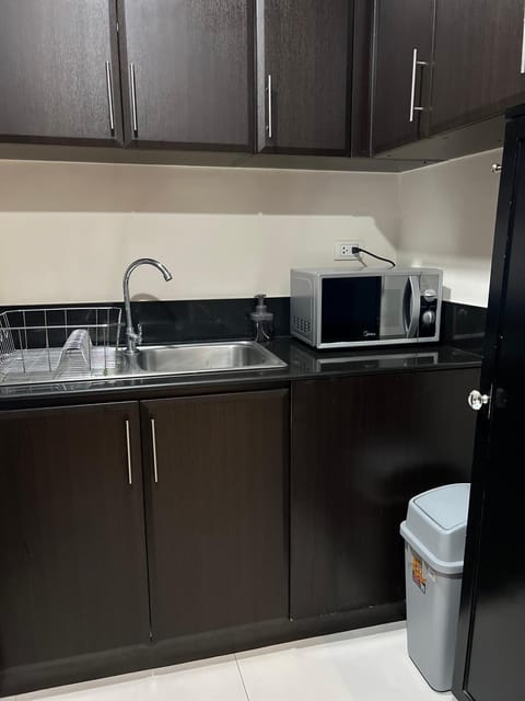 Kitchen or kitchenette, minibar