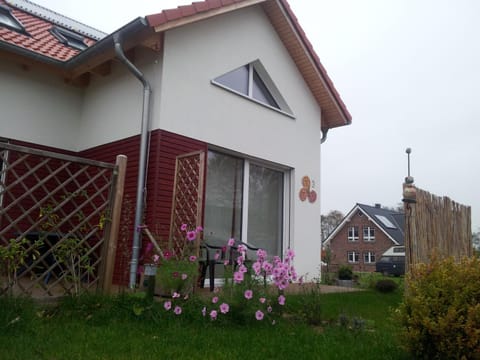 Facade/entrance, Garden, Balcony/Terrace