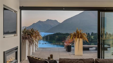 Magnificent Lakeview Modern Luxury House in Queenstown