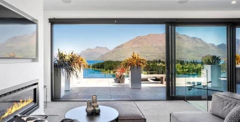 Magnificent Lakeview Modern Luxury House in Queenstown