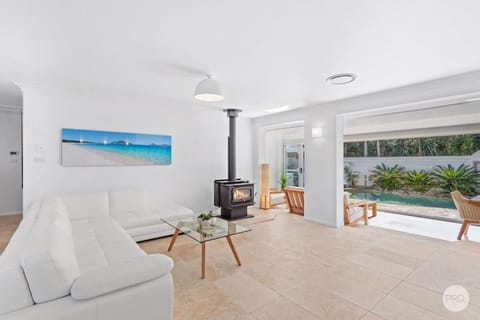 Aquablue Holiday Home - Hot Spa & Pool - 2m Walk to Beaches Casa in Corlette