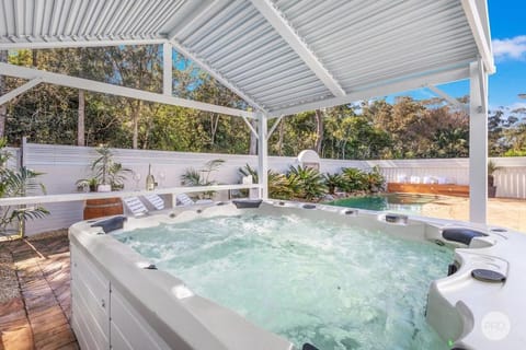 Aquablue Holiday Home - Hot Spa & Pool - 2m Walk to Beaches House in Corlette