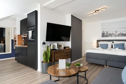 Bed, TV and multimedia, Kitchen or kitchenette, Living room