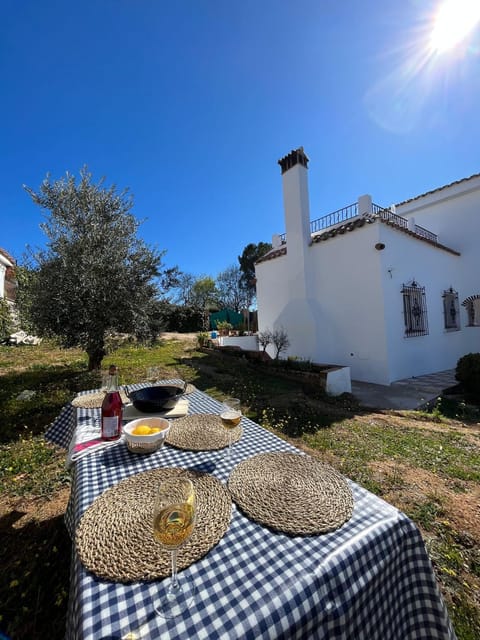 Dining area, Food, Garden view, Drinks