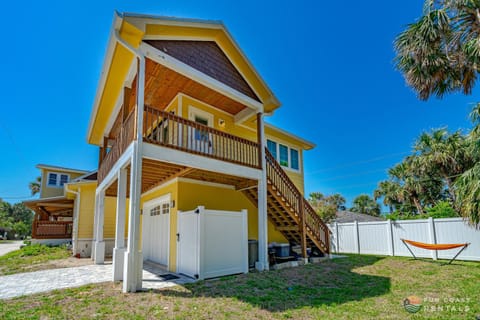 Guesthouse Loft STEPS from the Beach with Balcony and Barbecue Grill Bed and Breakfast in New Smyrna Beach