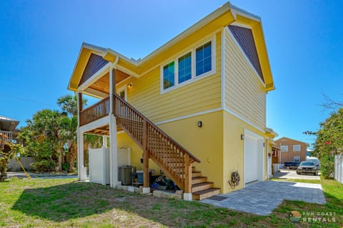 Guesthouse Loft STEPS from the Beach with Balcony and Barbecue Grill Bed and Breakfast in New Smyrna Beach