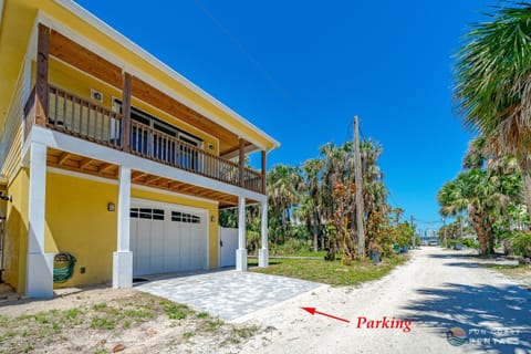 Guesthouse Loft STEPS from the Beach with Balcony and Barbecue Grill Bed and Breakfast in New Smyrna Beach