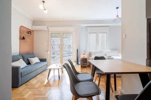 Aris123 by Smart Cozy Suites - Apartments in the heart of Athens - 5 minutes from metro - Available 24hr Appartement-Hotel in Athens