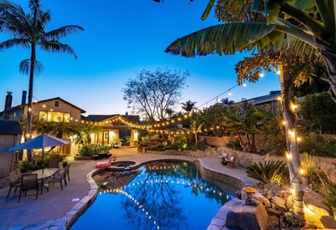 Resort style back yard heated pool and spa Haus in Encinitas