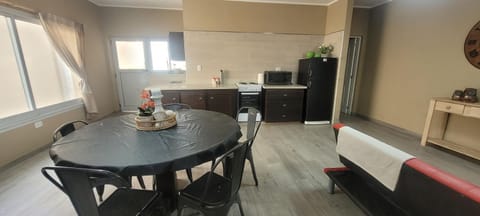 Kitchen or kitchenette, Dining area, minibar, pet friendly, stove, air conditioner