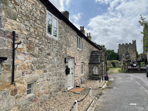 Property building, Neighbourhood, Landmark view, Street view, Location