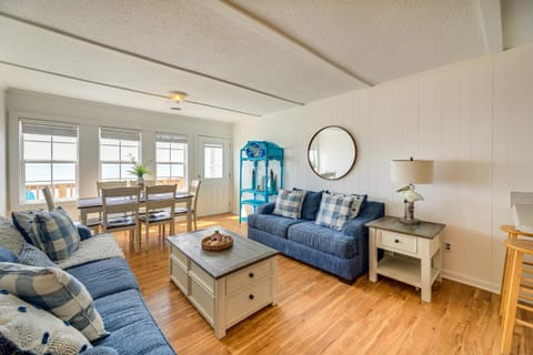 Beachfront Emerald Isle Vacation Rental with Deck! Maison in Indian Beach