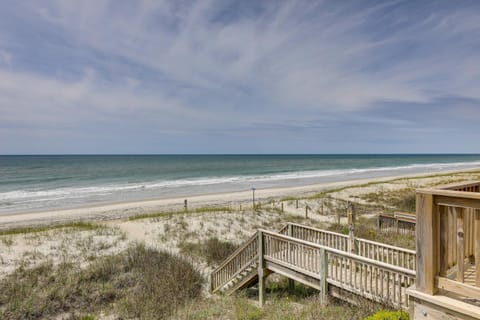 Beachfront Emerald Isle Vacation Rental with Deck! Haus in Indian Beach