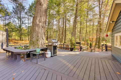 Cozy Catskills Cottage Creekside Deck and Fire Pit House in Smallwood