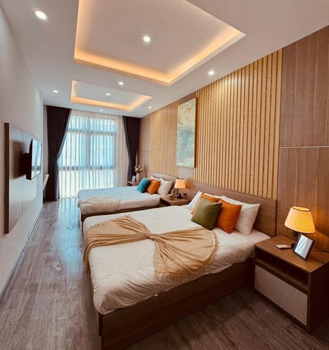 Bed, TV and multimedia, Seating area, Bedroom