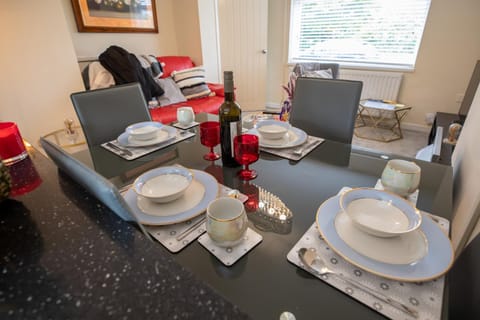 OG Tranquil Homes - Contractor & Family Friendly, FREE WiFi & Parking, Laptop friendly, Garden House in Sunderland