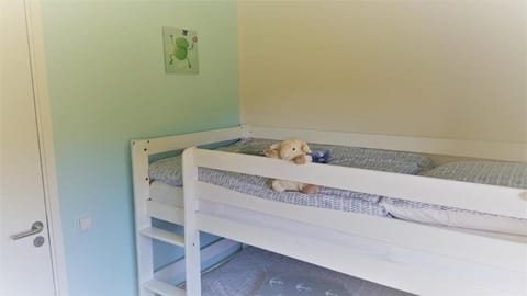 Bedroom, bunk bed