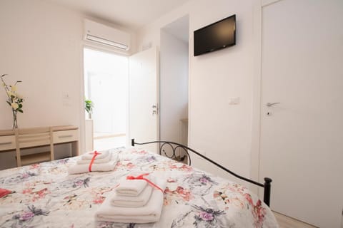 Bedroom, air conditioner