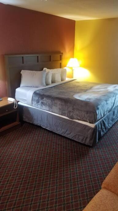 OSU 2 Queen Beds Hotel Room 208 Wi-Fi Hot Tub Room Booking Condo in Stillwater