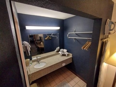 OSU 2 Queen Beds Hotel Room 208 Wi-Fi Hot Tub Room Booking Copropriété in Stillwater
