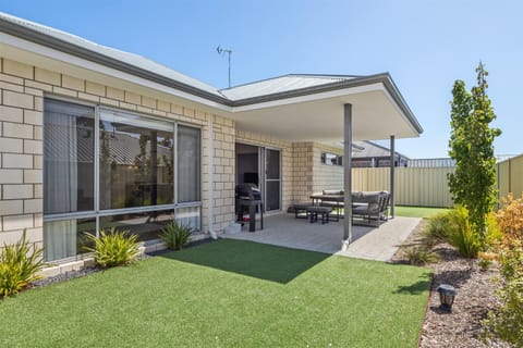 Solkis - Walk to Town, Next to Golf Course House in Dunsborough