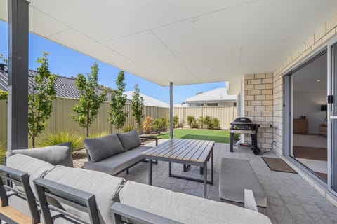 Solkis - Walk to Town, Next to Golf Course House in Dunsborough