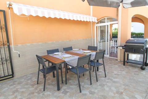 Great villa, Sea views, 20 secs walk to the beach, BBQ, 9 people, 5 mins car from Alicante city center, sailing club 3 mins walk Villa in Alicante