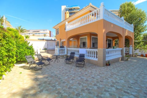 Great villa, Sea views, 20 secs walk to the beach, BBQ, 9 people, 5 mins car from Alicante city center, sailing club 3 mins walk Villa in Alicante