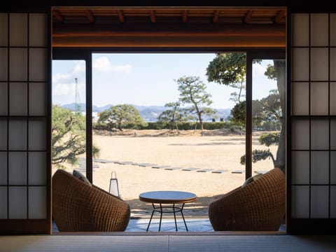 Garden, Photo of the whole room, Garden view