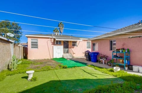 Entire Private 3-Bedroom House w Spacious Yard & 4-cars Parking, Baby Crib, Free Wi-Fi House in Chula Vista