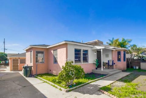 Entire Private 3-Bedroom House w Spacious Yard & 4-cars Parking, Baby Crib, Free Wi-Fi House in Chula Vista